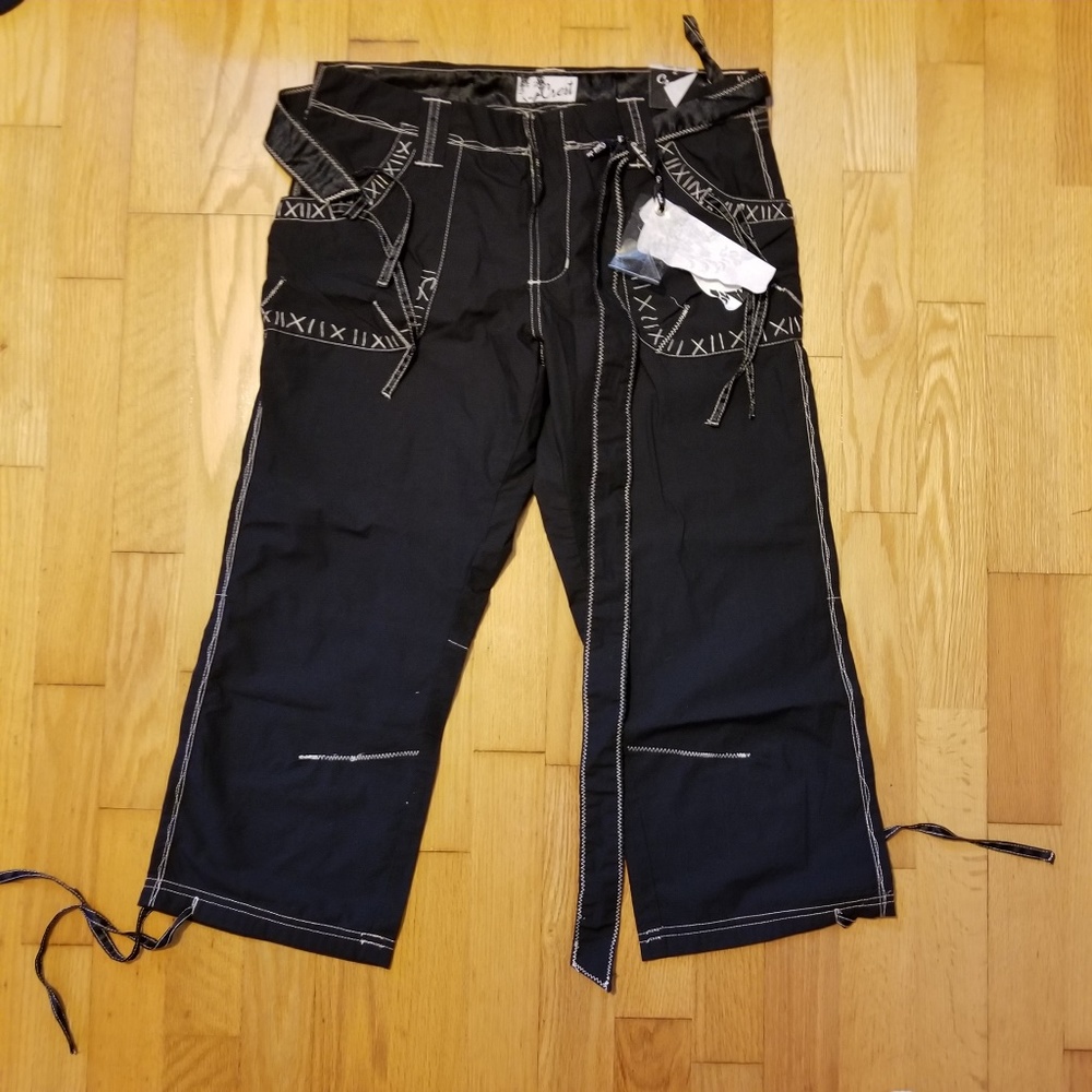Crest Zombie Stitch Contrast Capri Pants